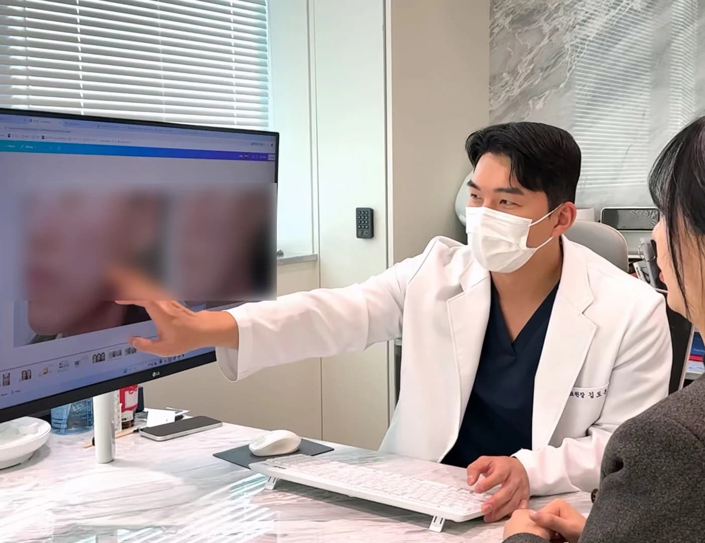 Dr. Do-hoon Kim during a consultation, from ODE Clinic’s official site