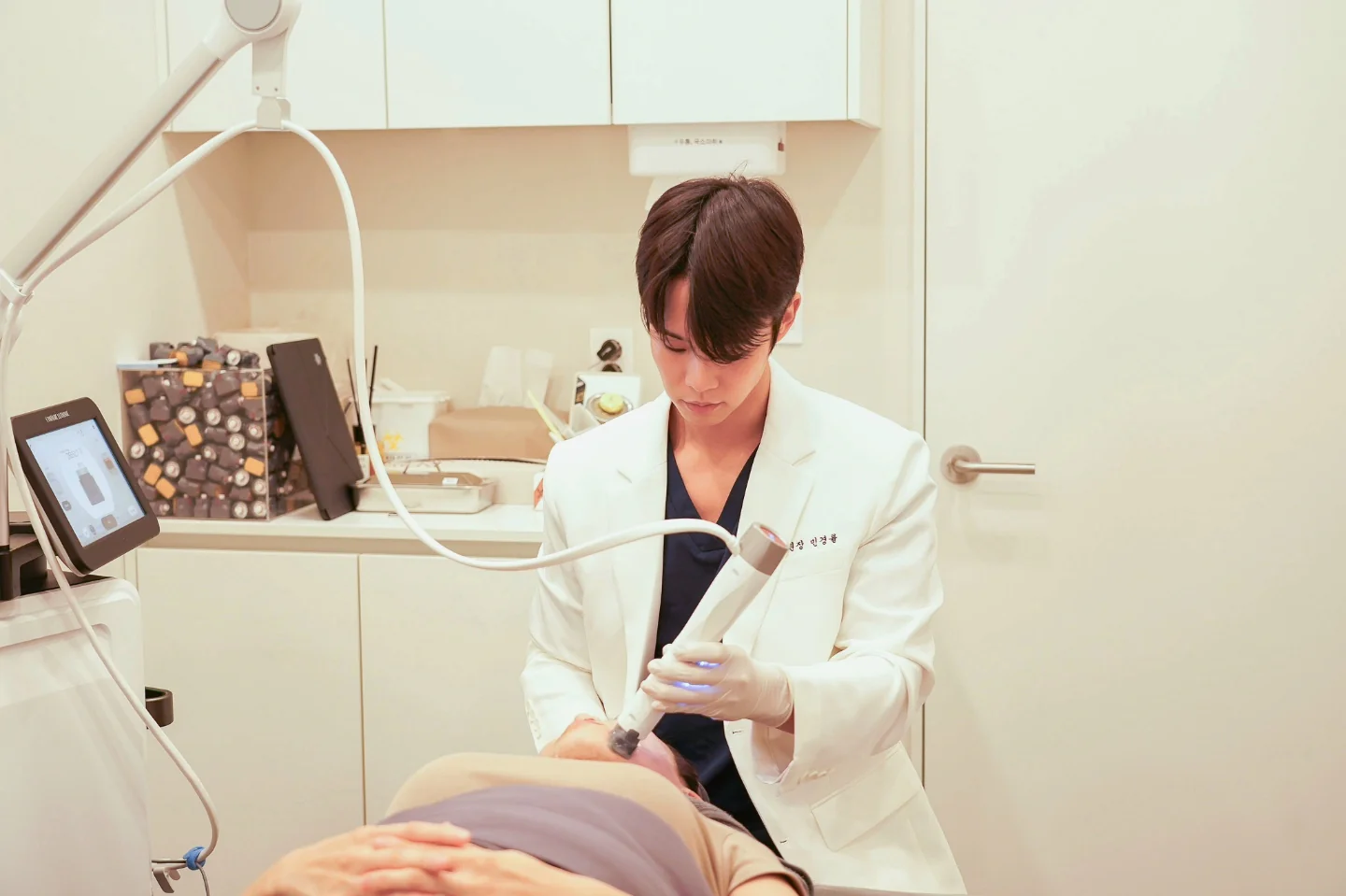 An ODE Clinic physician performing XERF treatment